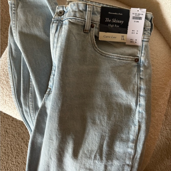 Abercrombie & Fitch High Rise Curve Love Skinny Jean - Picture 3 of 4